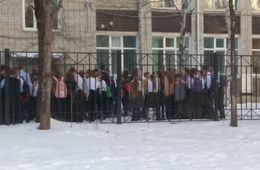 На Дальнем Востоке после сообщений о минировании эвакуируют школы. В Забайкалье эвакуаций нет