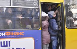 ​В переполненных 19 маршрутках нечем дышать