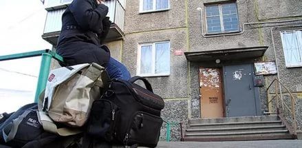 В Чите судебные приставы выселяют одинокую маму с ребенком