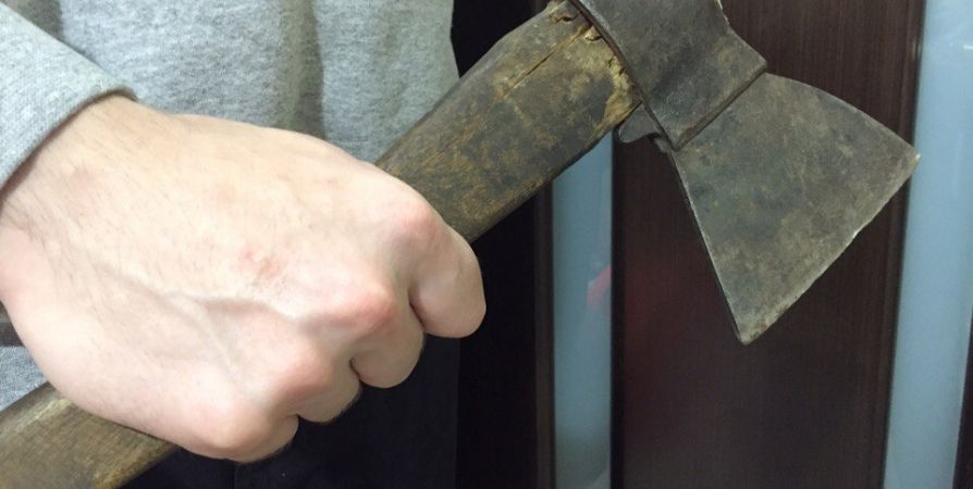 В Чите бывший заключенный, угрожая жене топором, связал и ограбил