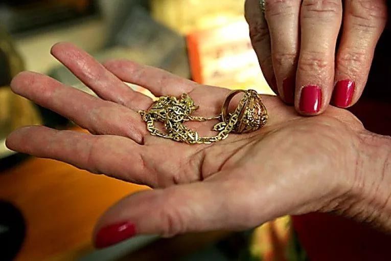 Читинка отдала мошенницам ювелирные украшения за «снятие порчи»