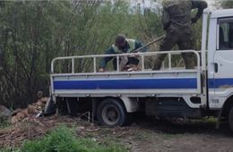 Жители Читы сняли автомобиль, из которого выбрасывали мусор на берег реки