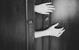 Читинец запер в квартире судебных приставов-исполнителей и зажал одному из них руку дверью