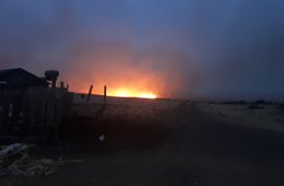В селе Хада-Булак степной пожар уничтожил две чабанские стоянки