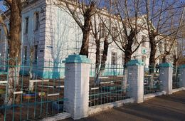 ​Родительский комитет борзинской школы пожаловался на выпадающие двери и не открывающиеся окна