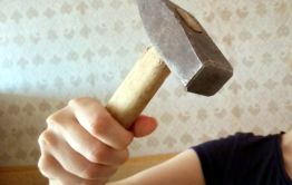 Житель Борзи несколько раз ударил девушку молотком по голове и обокрал ее