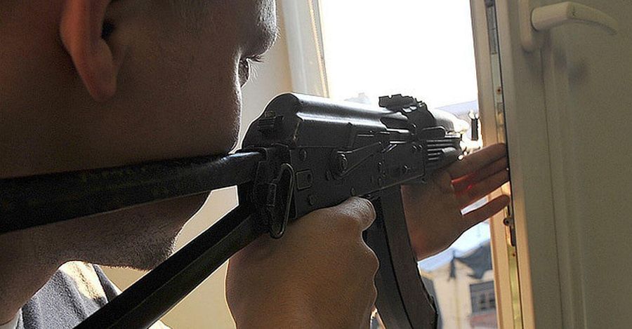 Житель дома на КСК стрелял из автомата со своего балкона
