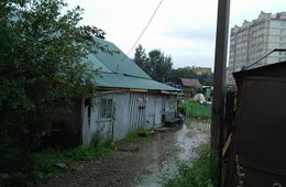 ​Сильные дожди топят деревянный дом в центре Читы (видео)
