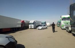 Застрявшие на границе в Забайкальске дальнобойщики написали обращение к Осипову