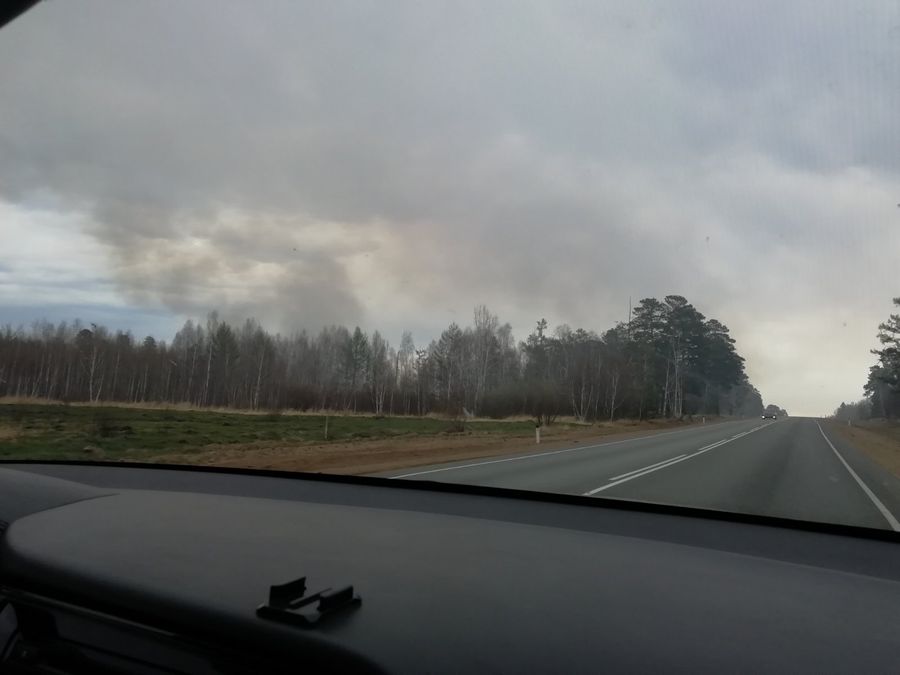 Свалка горит у поселка Атамановка