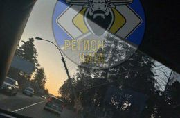Столб повис на проводах на улице Коханского