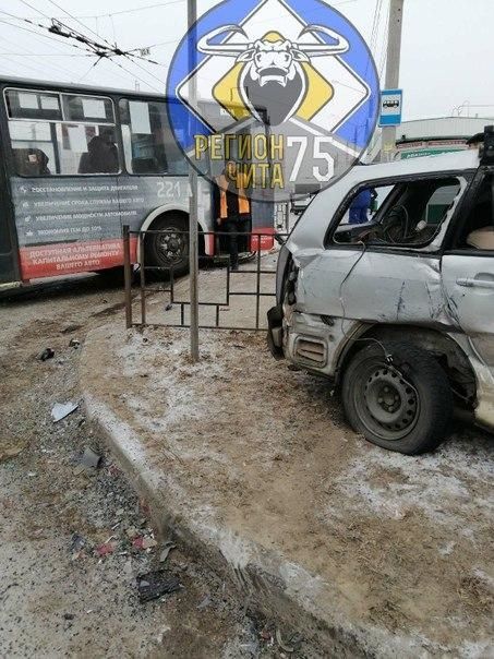 ​Троллейбус и легковой автомобиль попали в ДТП напротив депо 