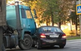Многотонный грузовик снёс иномарку около школы №49 в Чите (фото)