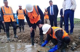 Врио поработал на гидромониторе на золотодобывающем прииске