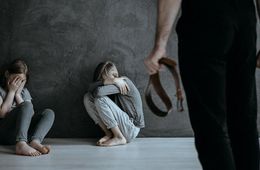 Горе-мать из Читы избила сына шнуром от компьютера