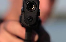 В Забайкалье во дворе школы мужчина выстрелил в девушку и отобрал сотовый телефон