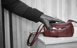 Мужчина украл брендовую сумку за 11 тыс. руб. с витрины бутика в Чите