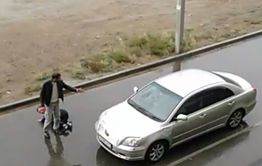 Двое кавказцев днём пытались загрузить человека в машину в мкр. Молодёжный
