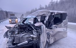 Фура, которая ехала из Москвы в Благовещенск, слетела с трассы Чита — Хабаровск из-за ДТП с минивэном