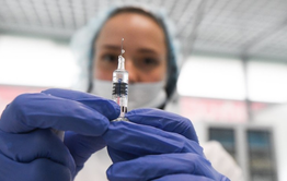 Массовая вакцинация от коронавируса может начаться в России осенью