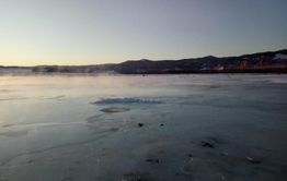 Жители Мензы используют воду из реки для питья