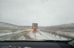 Из-за снега дальнобойщики не могут преодолеть перевал в Забайкалье (видео)