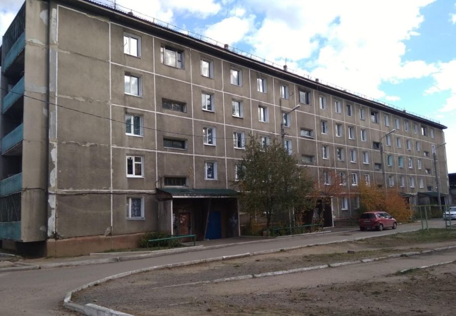 Пожарные вынесли на руках пенсионера из горящей квартиры в Чите 
