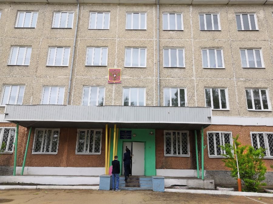 ​​Учителя Борзинской школы пожаловались Осипову на ветхую мебель, старое оборудование и маленькие зарплаты