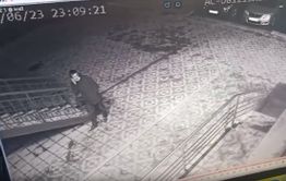 В Чите чуть не убили мужчину - на него скинули кирпич с балкона высотки (видео)