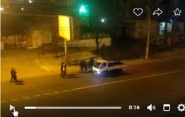 В центре Читы хулиганы разбили грузовик, стоящий на обочине (видео)