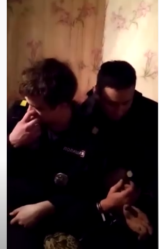 Полицейский повалил забайкалку без трусов на пол, чтобы отобрать телефон (видео)
