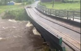 В Могоче разбушевались реки — один мост смыло, второй подмывает 