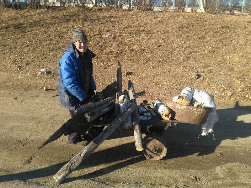 Опора ЛЭП полгода болтается на проводах на центральной улице Шелопугино 