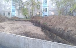 Бабушке с Инструментальной выбили окно из-за брошенных раскопок