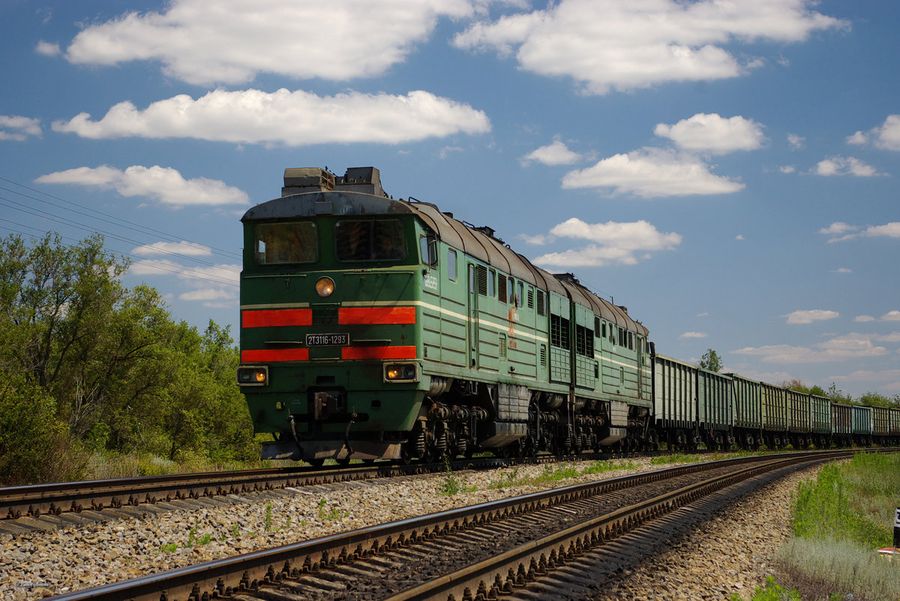 Грузовой поезд сбил монтера пути в Чите