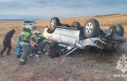 Автомобиль Land Cruiser перевернулся в Забайкалье. Пострадали два человека