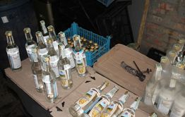 Задержанный в Чите владелец фальшивой водки занимался подделкой сроков годности на продуктах