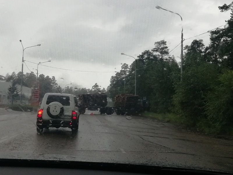 ​Лесовоз перекрыл две полосы на Агинском тракте