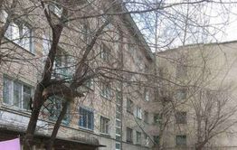 Читинка подставляет 6 ведер и 2 таза, чтобы ее комнату в общежитии не топило во время дождя