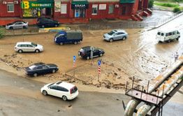 В Сосновом бору дождевая вода затопила бар и завалила камнями дорогу
