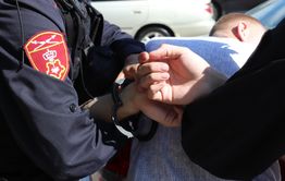 Десять человек напали на женщину и ограбили ее в Чите