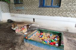 Просто песочница у входа в укрытие в Докучаев...