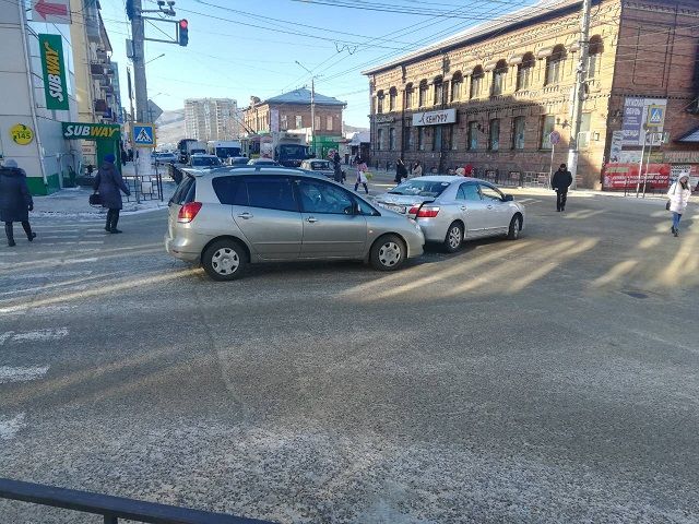 Переобулись, но к скользким дорогам не привыкли — после выпавшего снега в Чите бьются машины
