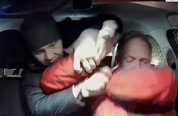 Пассажир избил таксиста и бросил его на обочине дороги в Чите