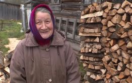 В Вершино-Дарасуне школьники помогают пенсионерам
