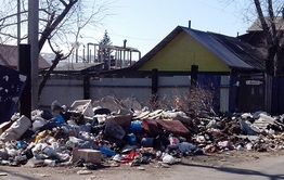 Мусор захватывает перекрёсток на улице Крестьянской в Чите