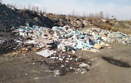 Правый берег реки Читинка загажен мусором