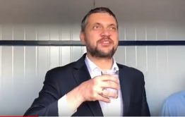 ​Александр Осипов в Приисковой продегустировал питьевую воду из новой скважины