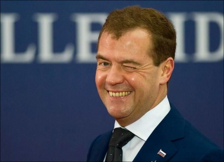 Медведев внезапно стал ученым и написал статью о необходимости повышения пенсионного возраста