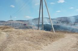 ​Кладбище загорелось из-за возгорания травы в Засопке